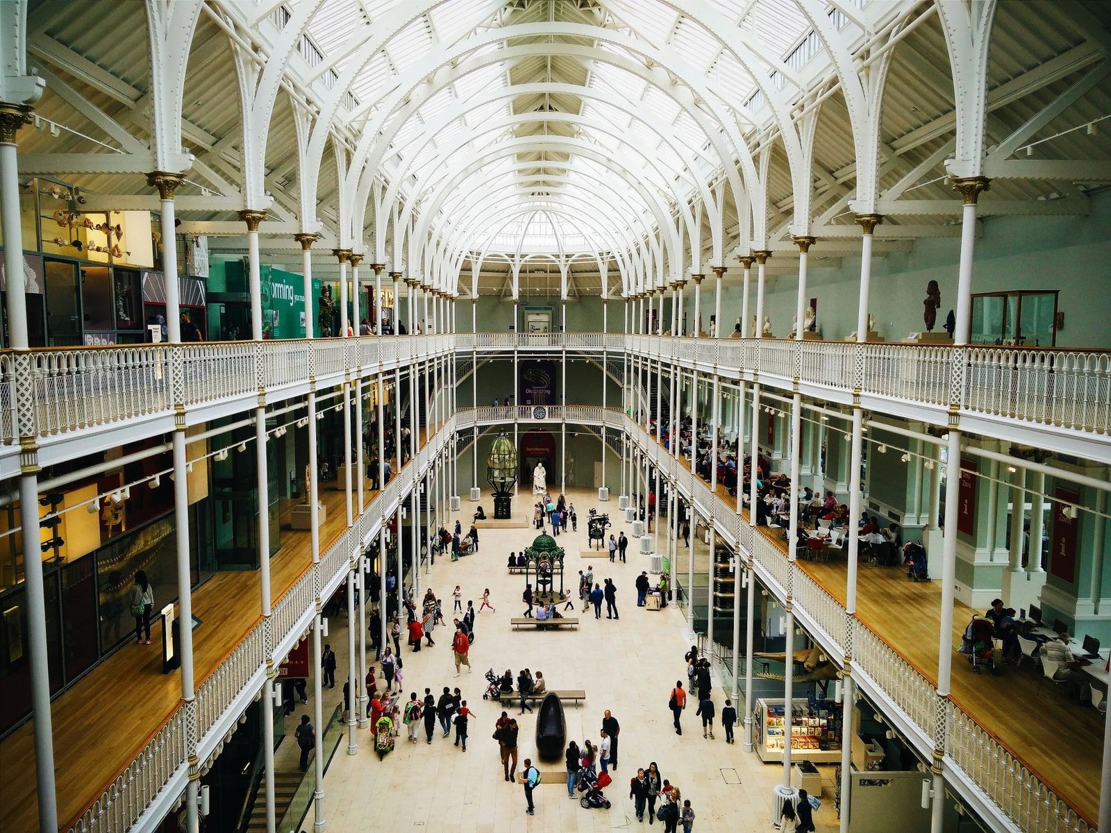 Visiteurs explorant un salon industriel pour optimiser leur participation et maximiser leur impact