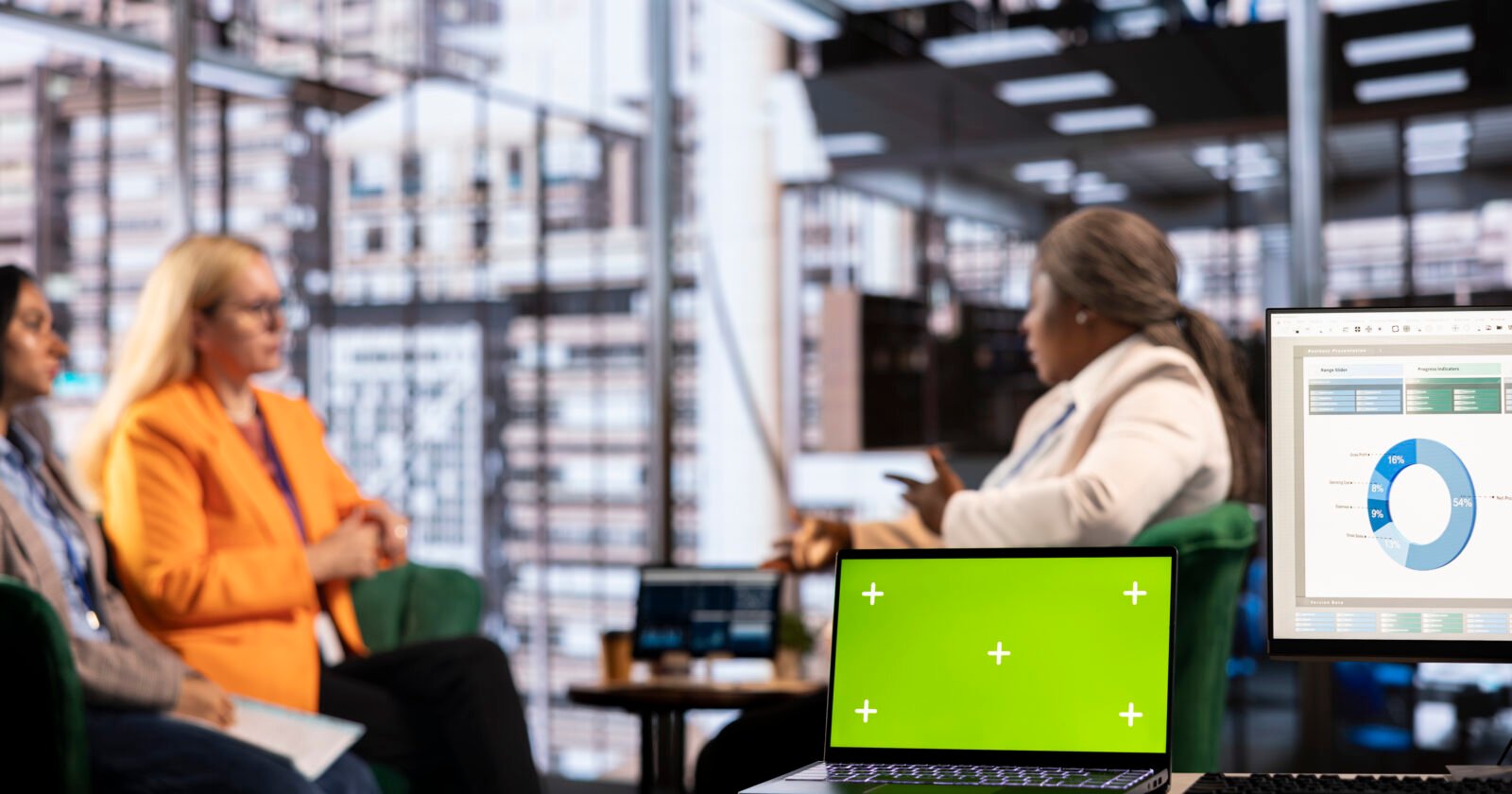 Homme d'affaires analysant le ROI d'un salon industriel sur ordinateur portable