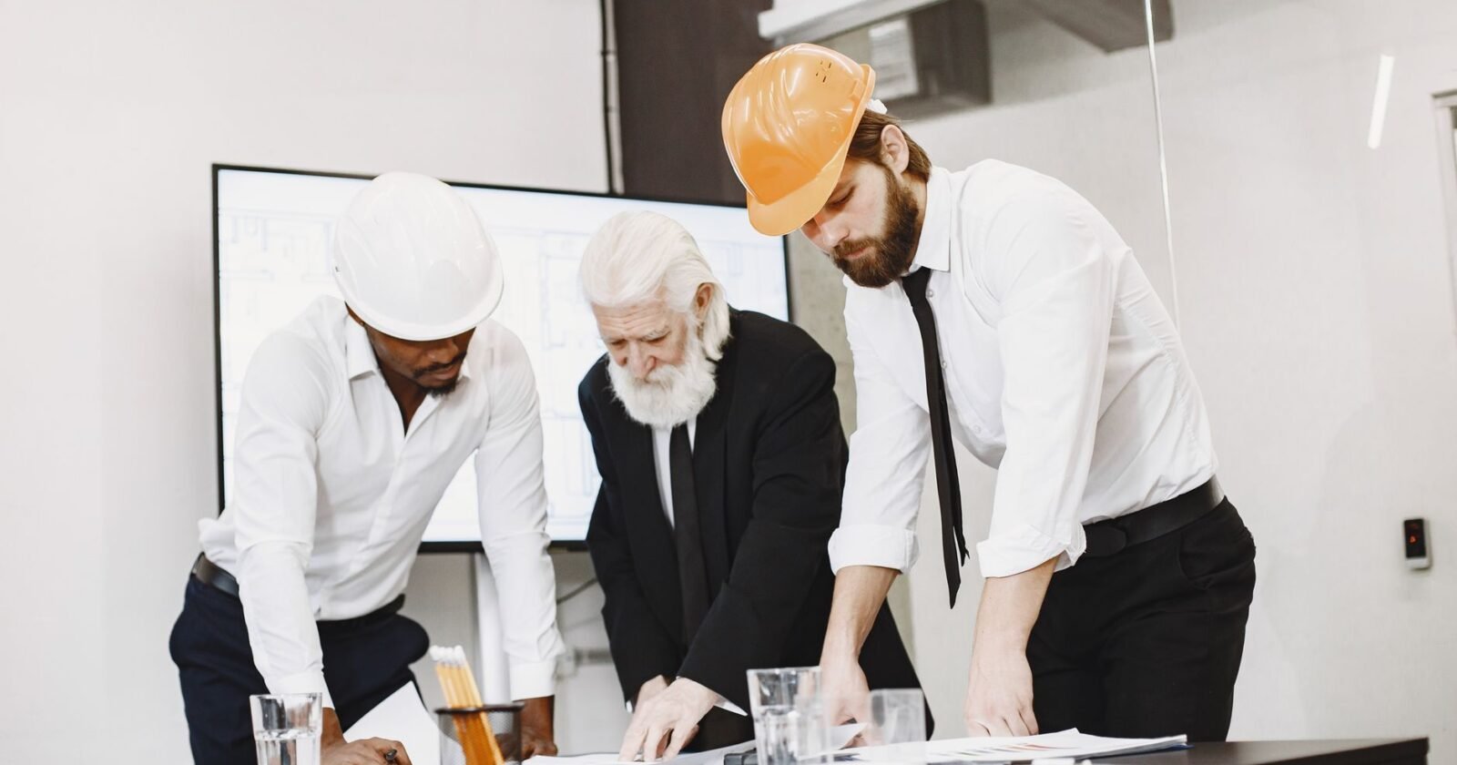 Vue aérienne d'un centre d'achat industriel moderne avec décideurs B2B en réunion
