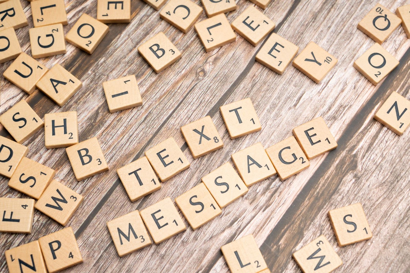 Personne évaluant un message ciblé pour un acheteur industriel et un prescripteur technique