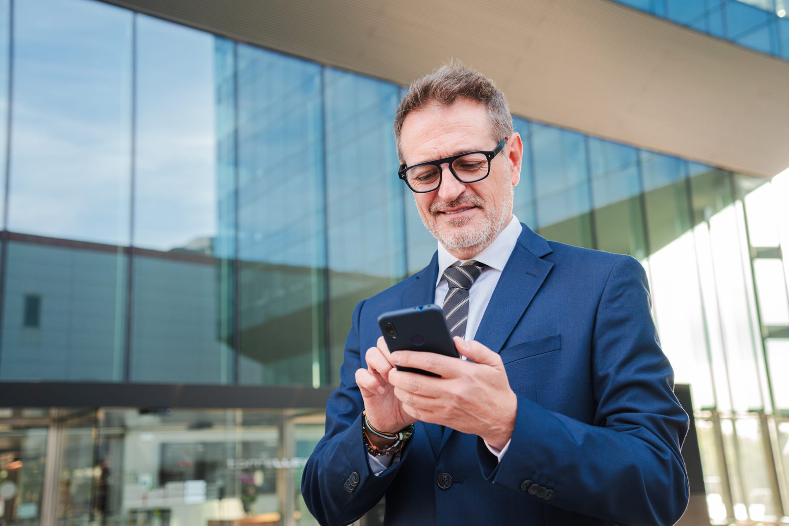 Dirigeant utilisant LinkedIn pour le social selling dans sa stratégie globale