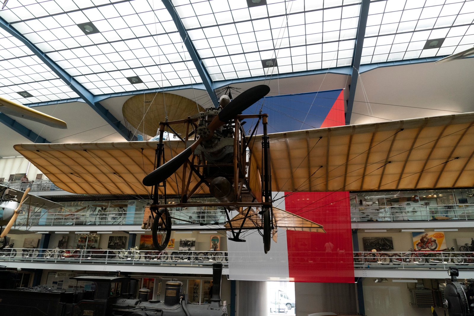 Stand innovant au salon du Bourget 2023 mettant en avant les dernières technologies aéronautiques