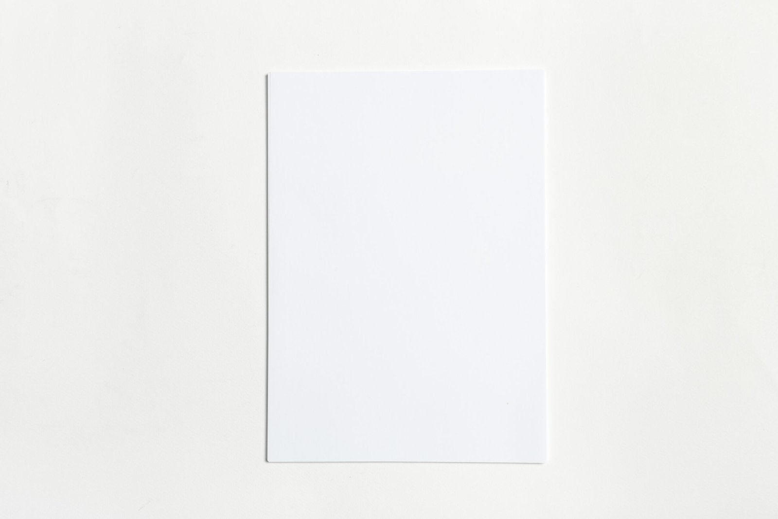 Illustration d'une personne rédigeant un livre blanc B2B avec des notes et un ordinateur portable