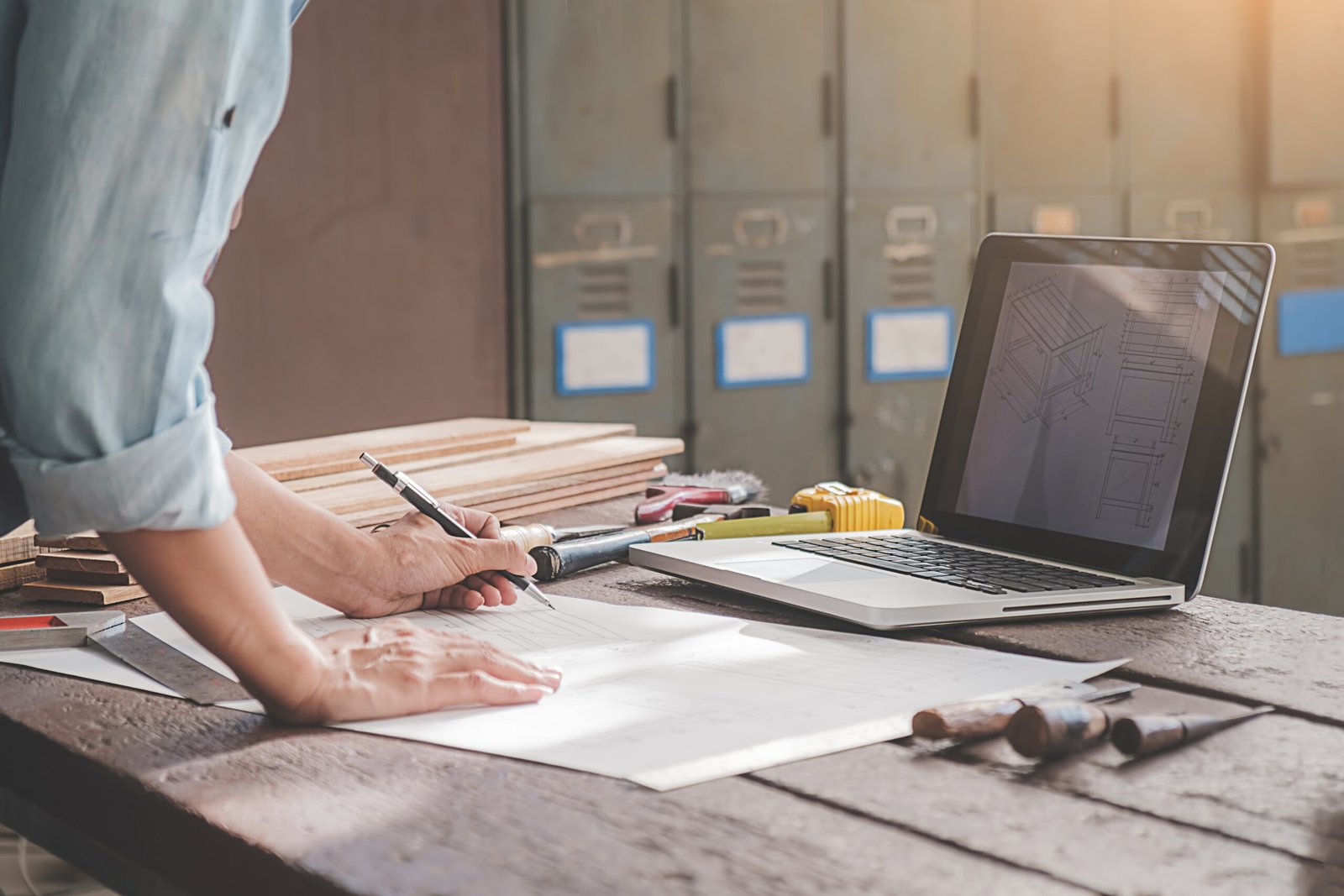 Personne utilisant une fiche application, évitant les erreurs courantes dans le contenu technique