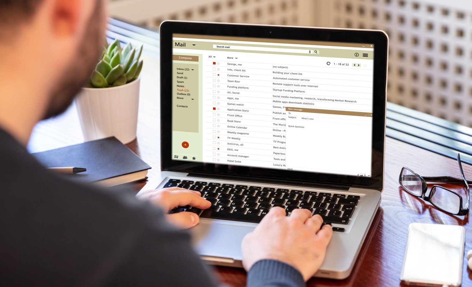 Personne réécrivant un mail de prospection sur ordinateur pour éviter les erreurs courantes