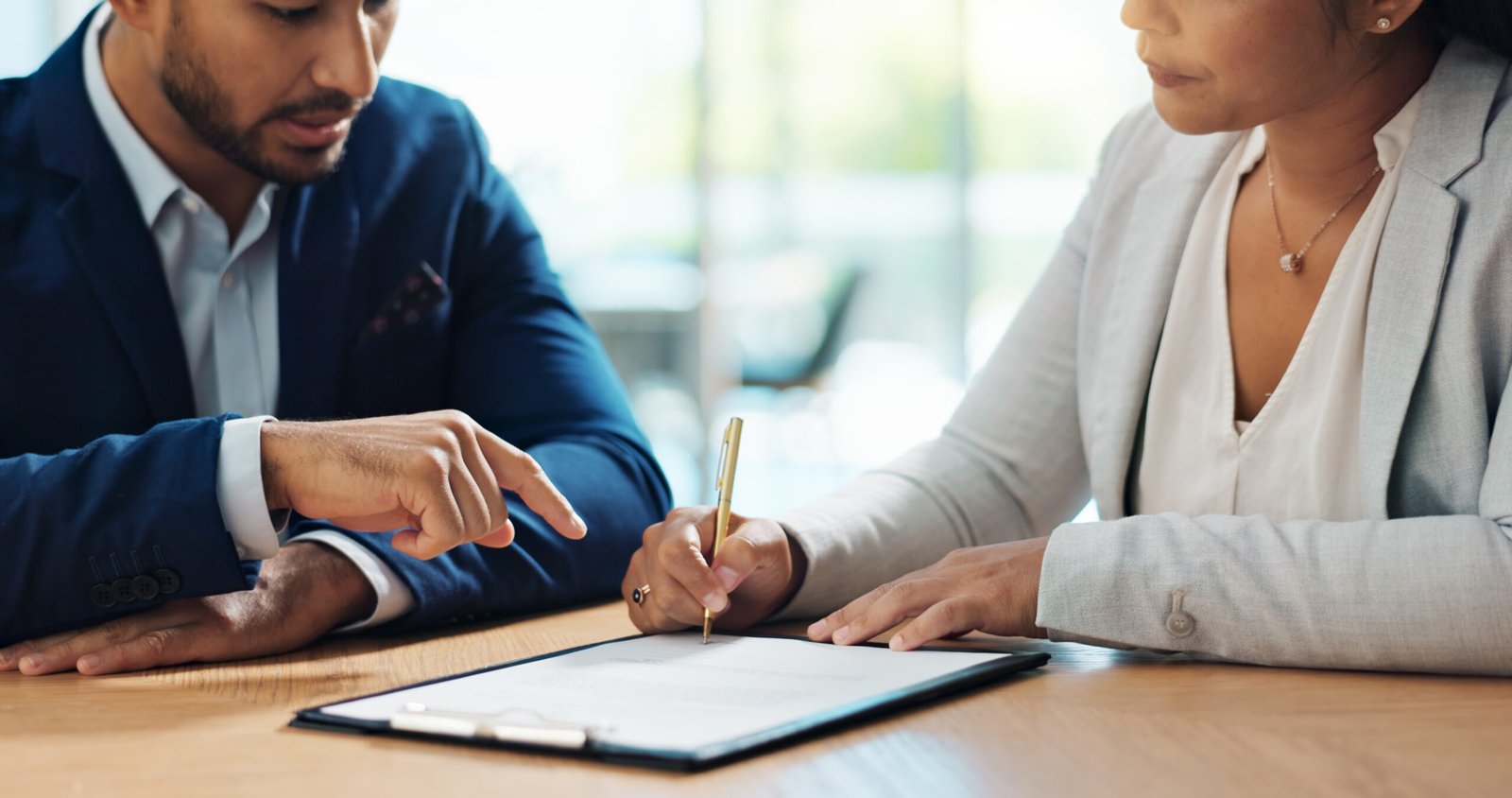 Personnes discutant de réussites en financement avec Bpifrance et Région Sud en arrière-plan
