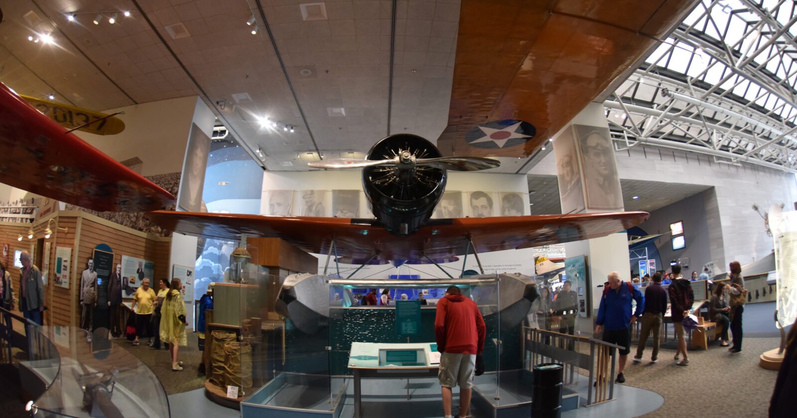 Vue aérienne du salon du Bourget avec stands de sous-traitants et avions exposés