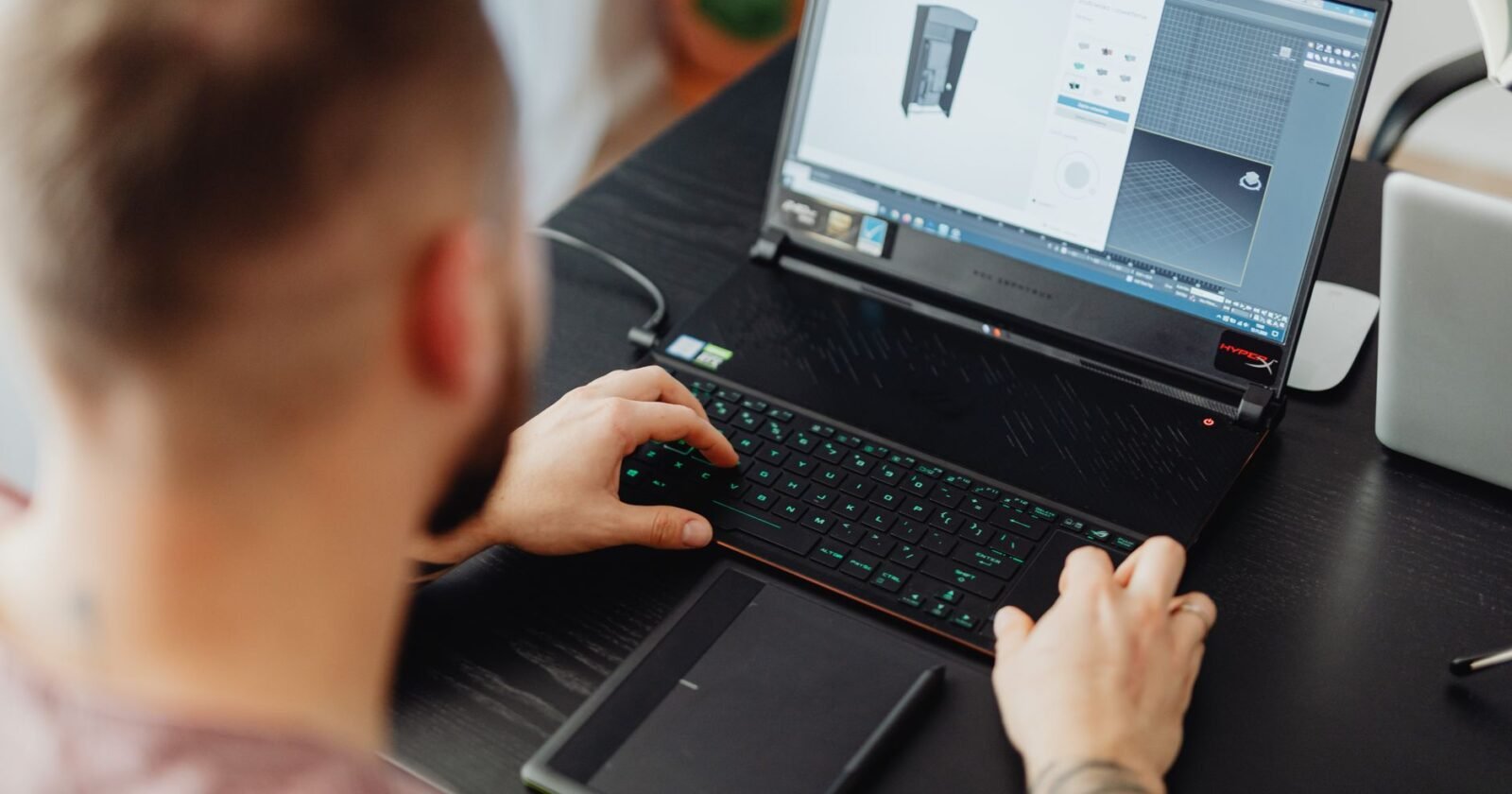 Ingénieur analysant des plans techniques dans un bureau d'études moderne