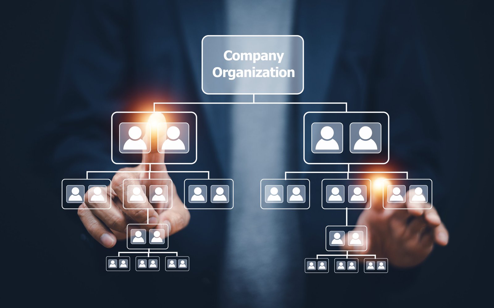 Personne travaillant sur un ordinateur, symbolisant l'externalisation efficace des tâches marketing industrielles