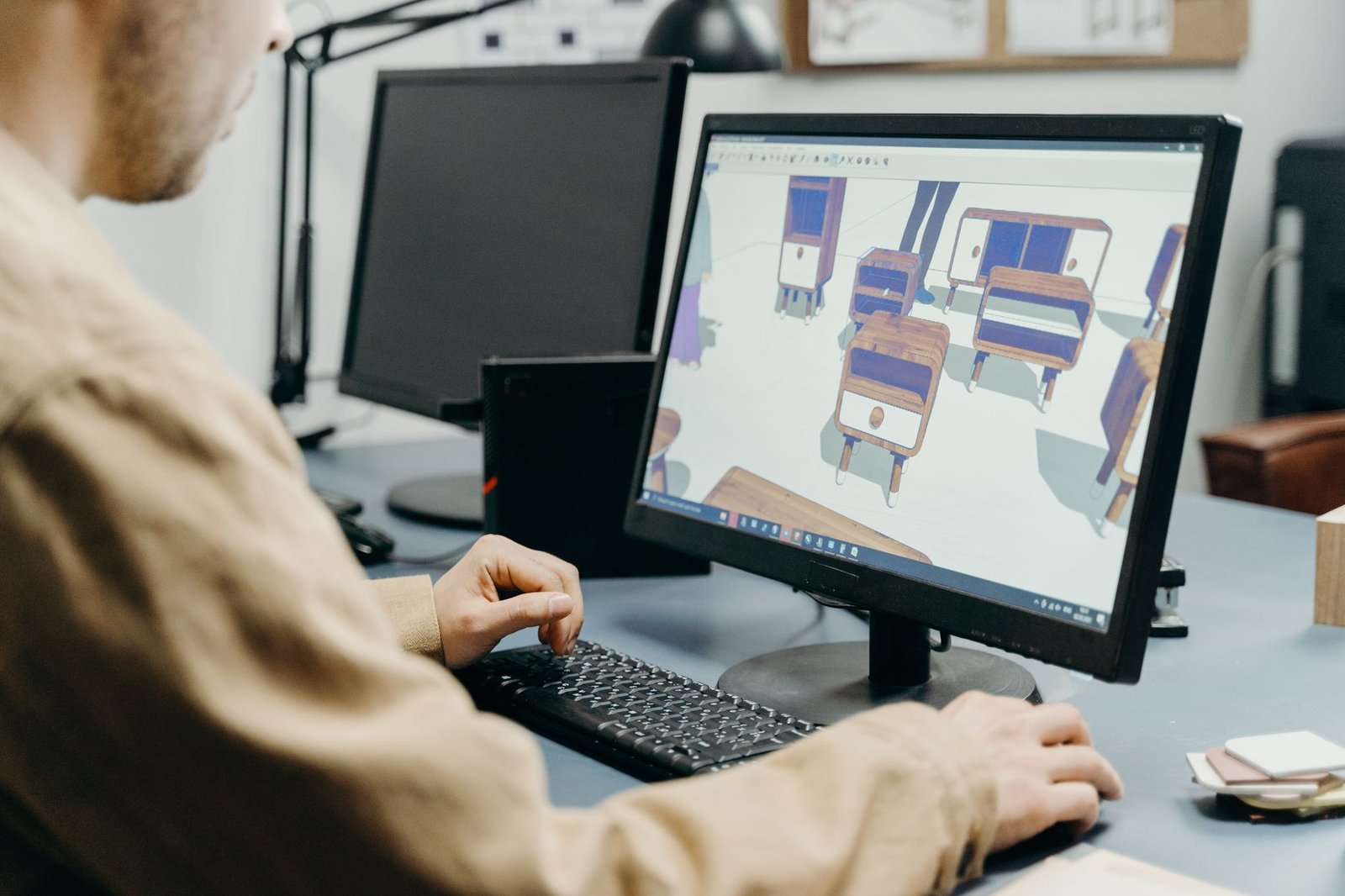 Ingénieur analysant des plans techniques au bureau d'études pour anticiper les besoins en prescription technique