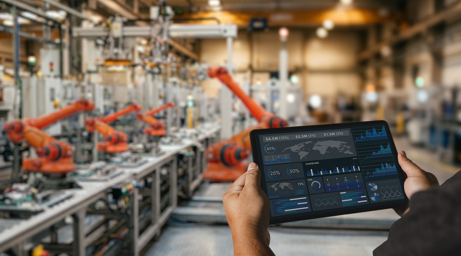 Ouvrier analysant des données industrielles sur un écran dans une usine moderne de l'industrie 4.0