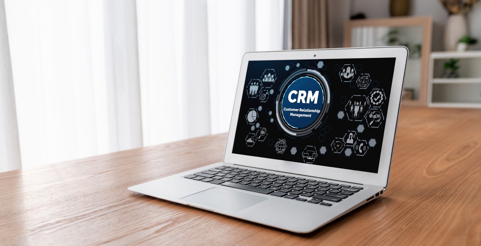 Homme utilisant un logiciel CRM sur ordinateur pour la réactivation des clients inactifs