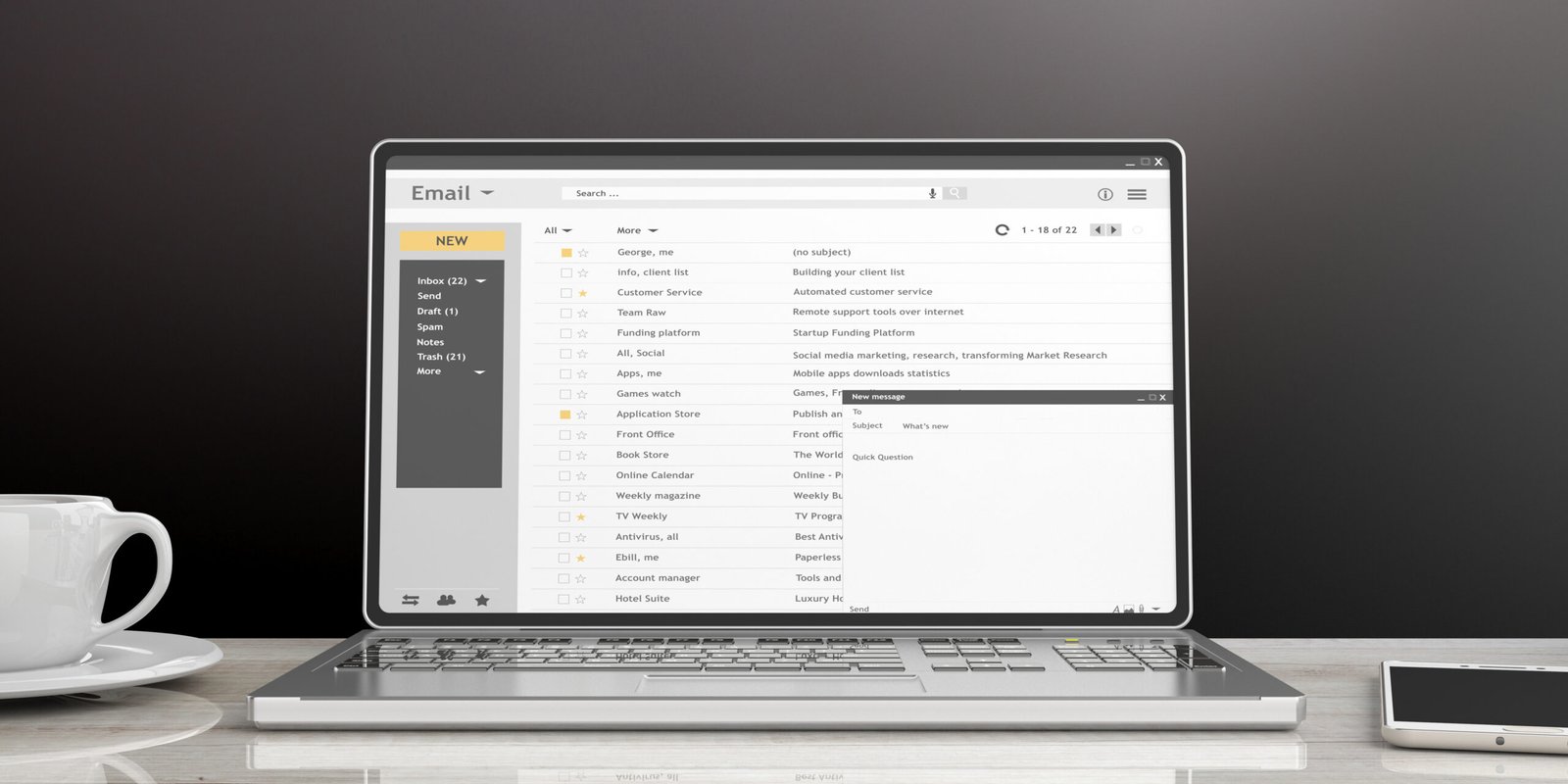 Personne consultant un ordinateur pour réécrire un mail de prospection efficace