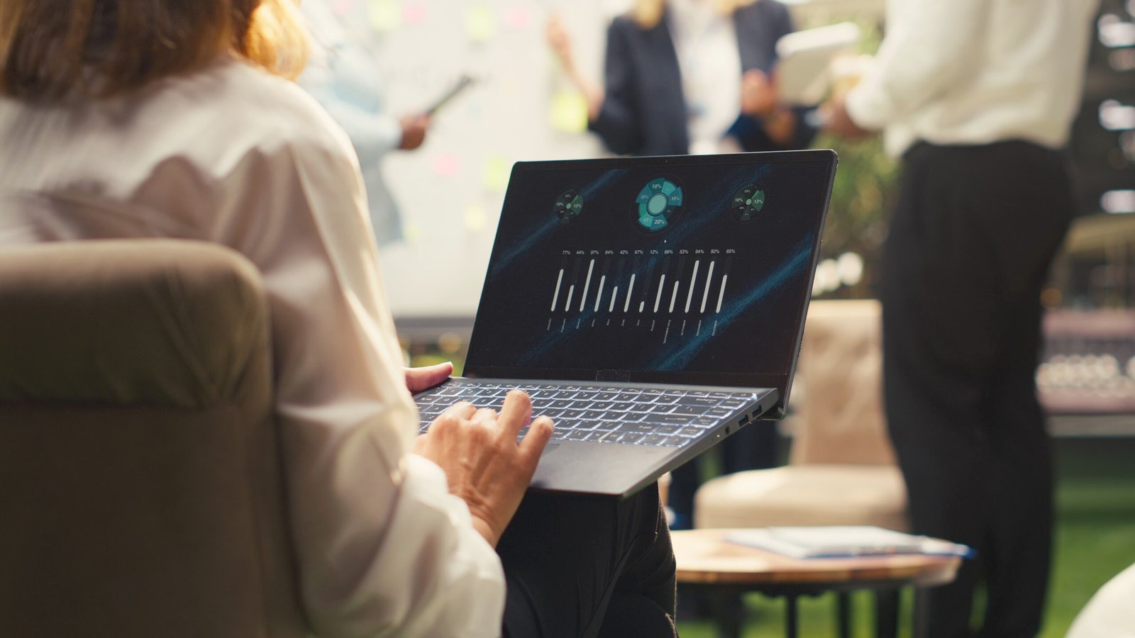 Personne consultant des documents lors d'une réunion sur l'optimisation du ROI et du coût par lead en salon professionnel