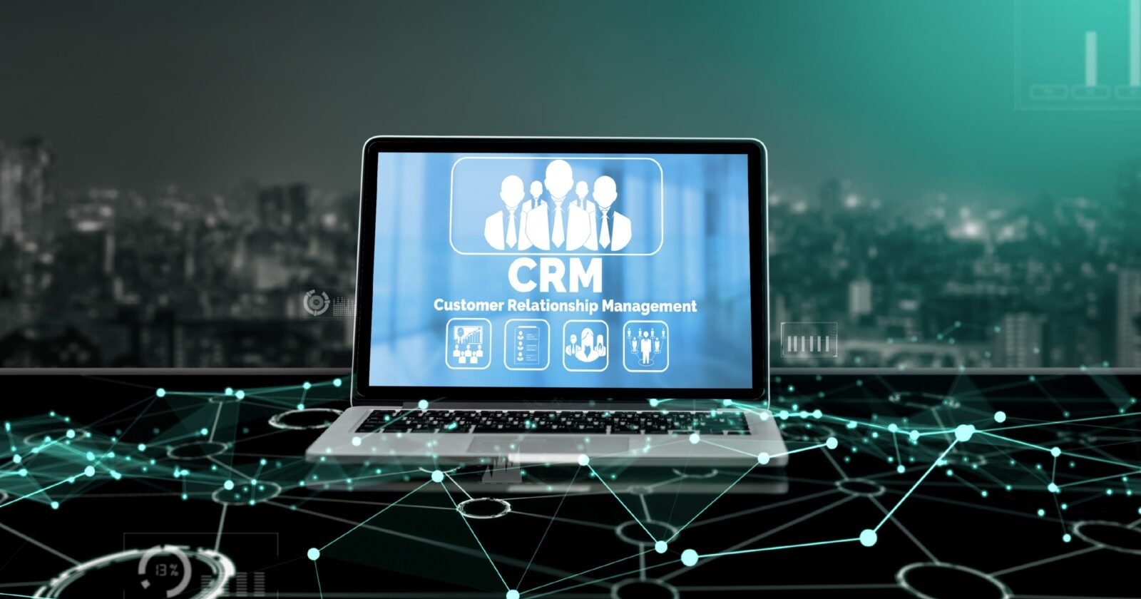 Personne travaillant sur un ordinateur pour réactiver d'anciens clients via une base CRM