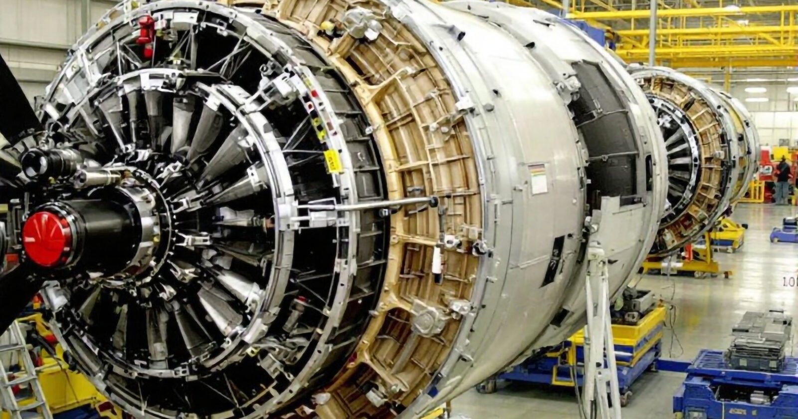 Ingénieur vérifiant la qualité des composants aéronautiques pour le référencement fournisseur