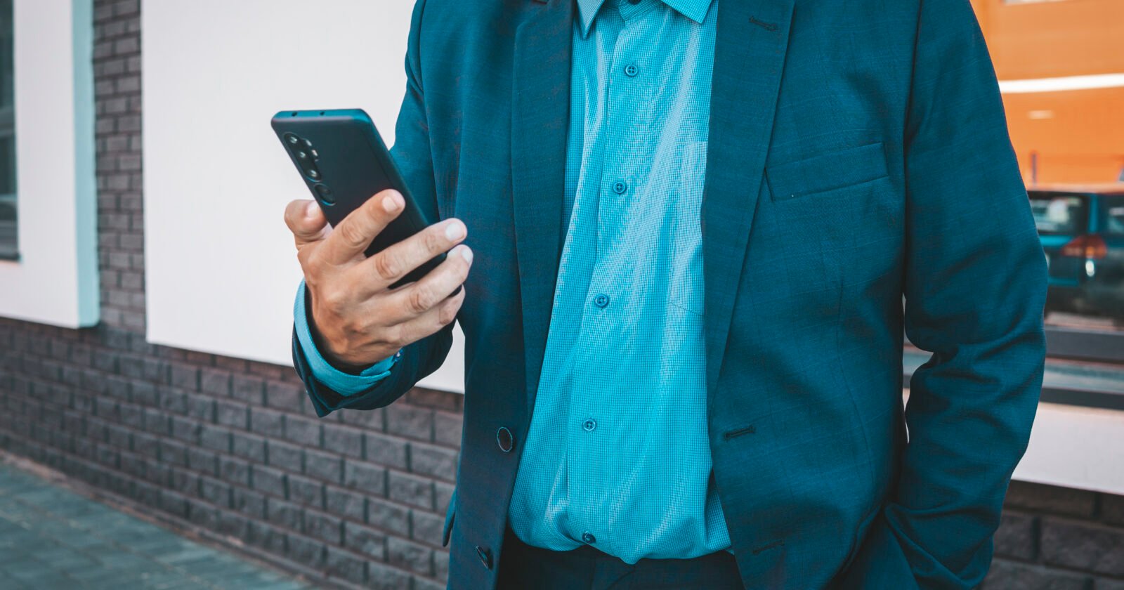 Dirigeant utilisant LinkedIn sur ordinateur pour le social selling en 20 minutes par jour