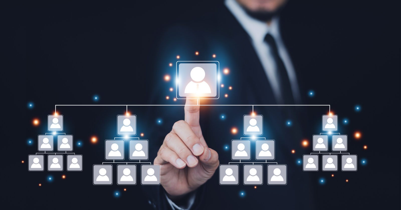 Image d'une équipe marketing travaillant sur la stratégie d'une PME industrielle dans un bureau moderne