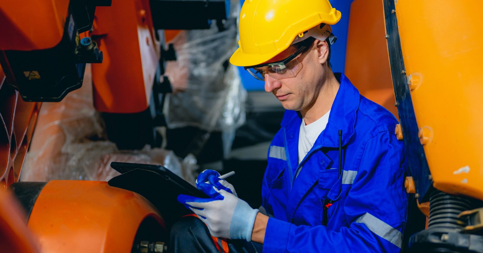 Technicien vérifiant l'équipement industriel pour un contrat de maintenance efficace